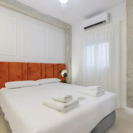 Plaza Victoria By Caleta Homes 公寓